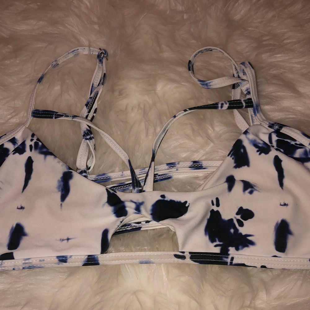Bikini - Picture 3 of 5
